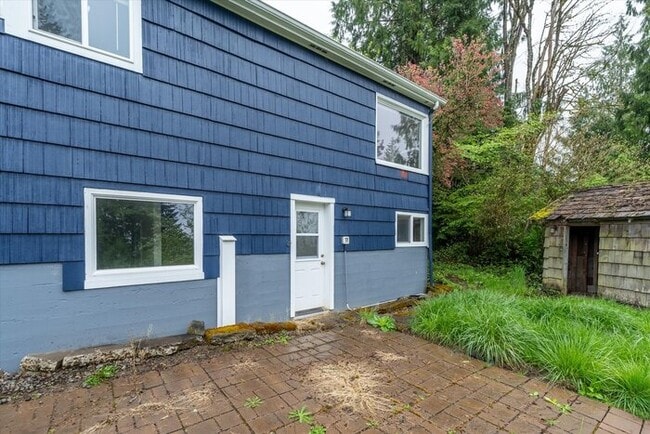 Building Photo - THREE BEDROOM THREE BATH ON ONE HALF ACRE IN KELSO