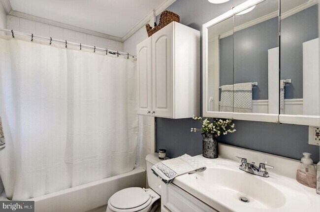 Building Photo - Charming Home in King of Prussia