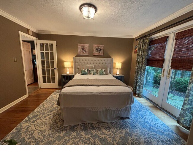 Building Photo - Beautiful 4 Bedroom Home In Mt. Lebanon!