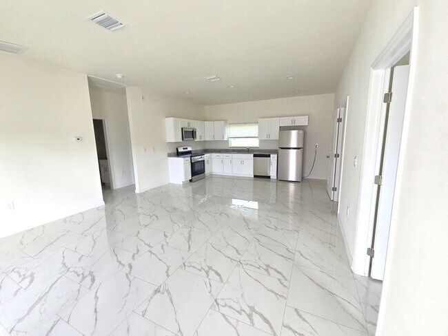 Building Photo - Great location in Lehigh Acres-Three Bedroom 2 bath/ Large Back yard!