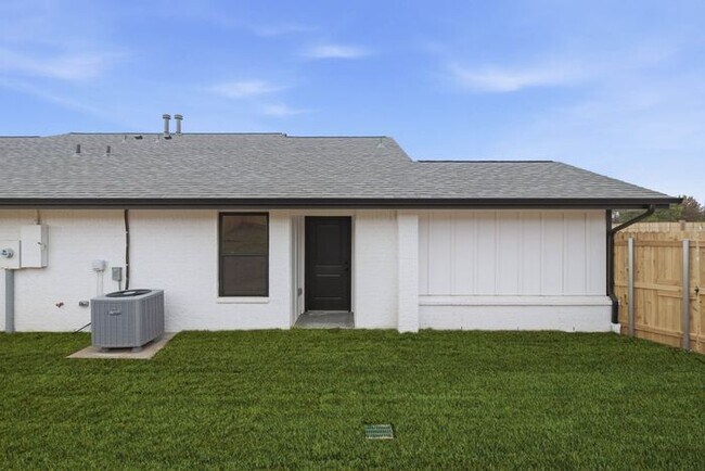Building Photo - Move In Special! Lawn Care Included! Fully Remodeled 2/1/1