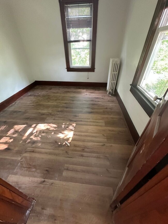 Building Photo - Large Newly Renovated 3 Bed/1 Bath Single ...