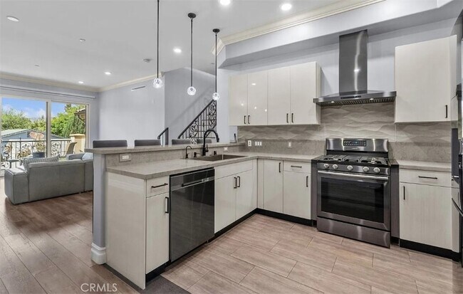 Building Photo - 201 N Reese Pl