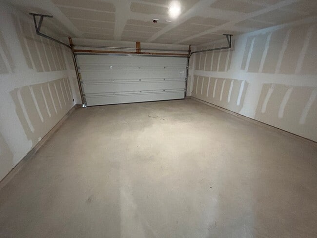 Building Photo - 3BD/2BA with Washer/Dryer Included – Fenced Yard, Garage & Community Pool!