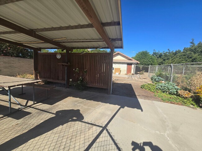 Building Photo - 4 Br 3 Ba + Flex w/ Fireplace