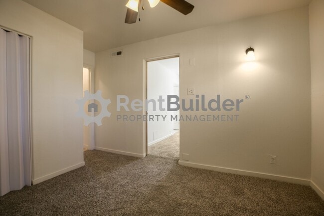 Building Photo - 402 Richmond Dr SE