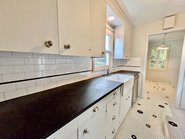 Building Photo - Darling 2 Bed 1 Bath 1940's Cottage Near Multnomah Village is a Must See!