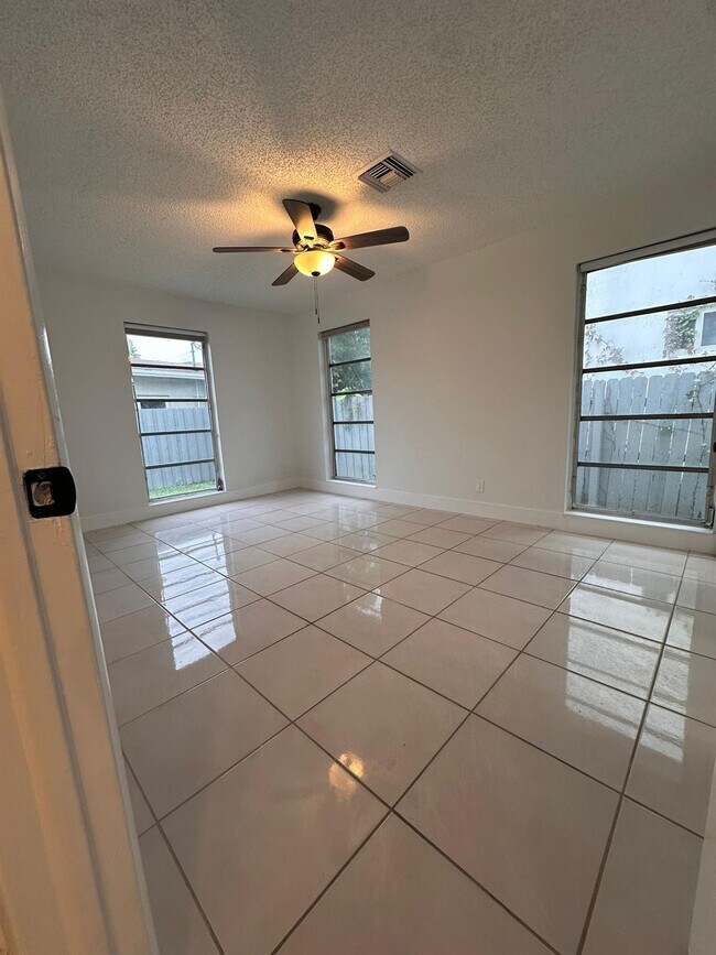 Building Photo - 47 SE 13th St