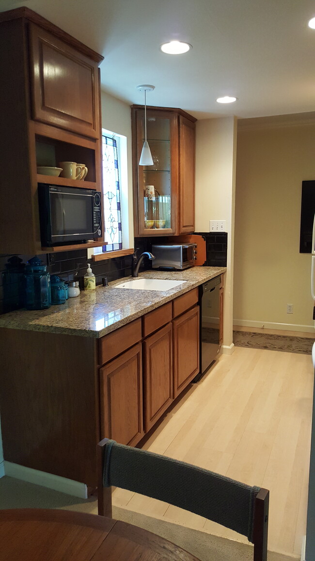 Kitchen, dishwasher, microwave - 1470 Creekside Dr