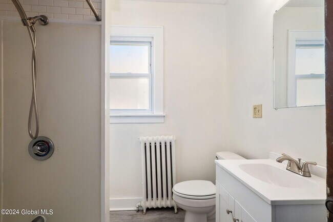 Building Photo - 52 Forest Ave