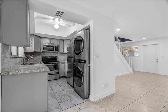 Building Photo - 2530 Coral Springs Dr
