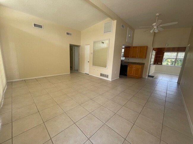 Building Photo - Spacious 2Bed/2Bath Home Avail. for Rent in Southgate Sarasota!!