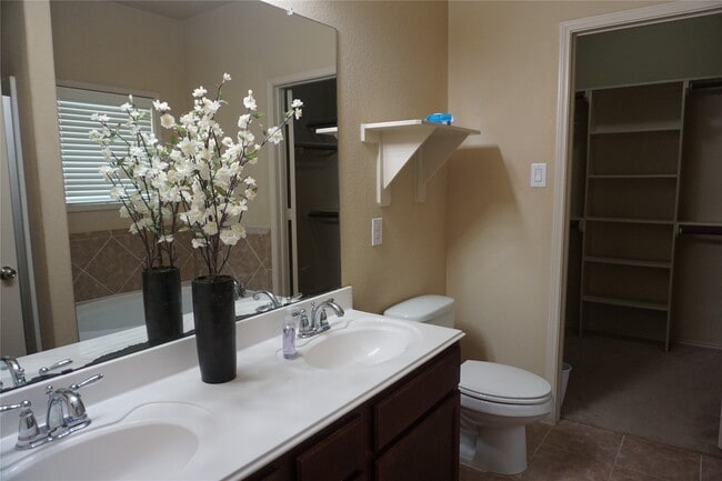 Building Photo - 22007 Silverfield Park Ln