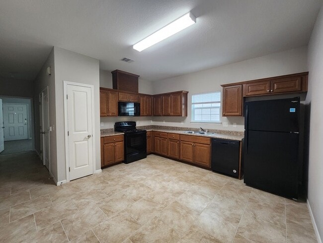 Building Photo - 4/2/2 Townhome