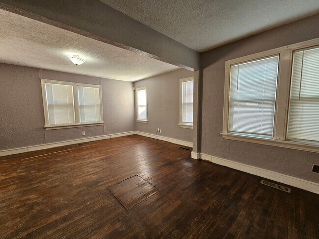 Building Photo - Short-Term Rental ONLY - (4) Bed, (3) Bath with (2) Living Areas Avail NOW!