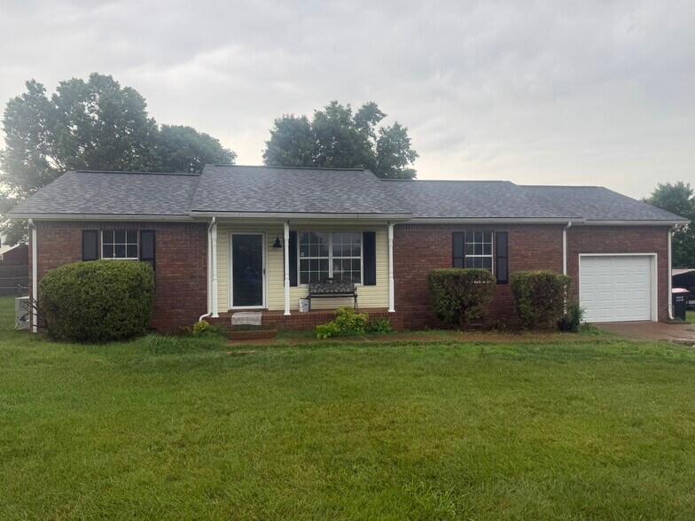 Building Photo - 1002 Sunday Silence Dr