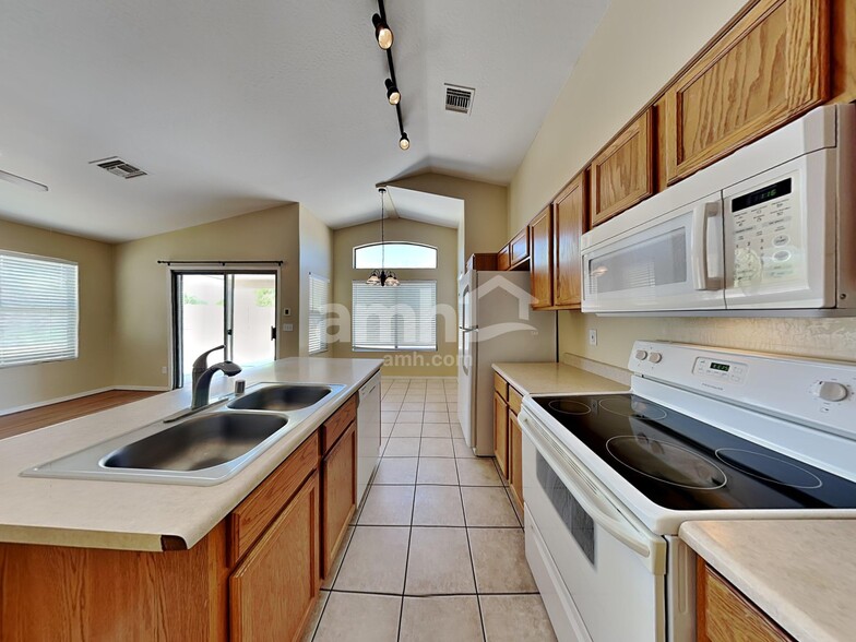 Building Photo - 14228 N 150th Ln