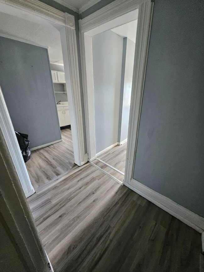 Building Photo - Upper 1 bedroom unit gas included