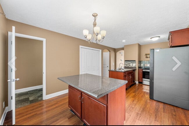 Building Photo - 546 Falkland Cir