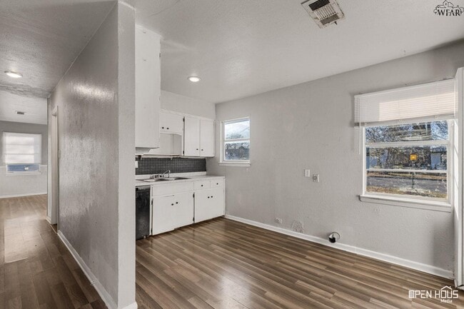 Building Photo - 1411 Deville St