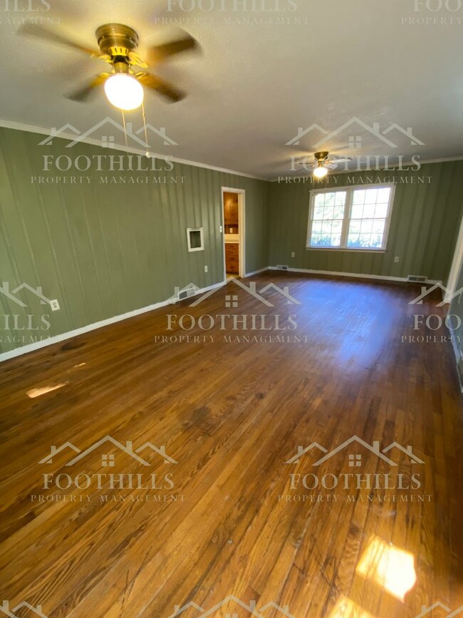 Building Photo - 3-Bed 2-Bath Brick Home with Spacious Lot,...