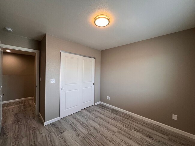 Building Photo - 815 Starlite Dr
