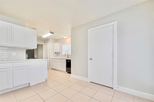 Building Photo - 5711 Silver Oak