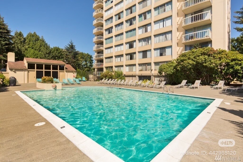 Building Photo - 4540 8th Ave NE