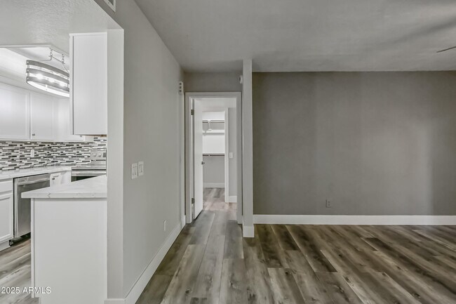 Building Photo - 2146 W Isabella Ave