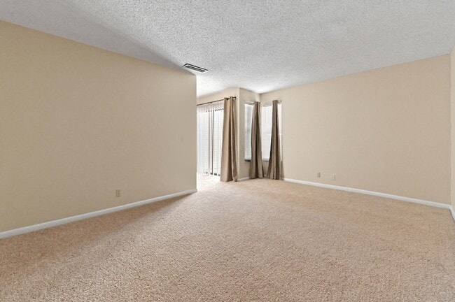 Building Photo - 1606 Shaker Cir