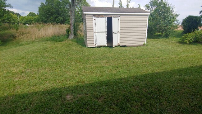 Building Photo - AVAILABLE SOON! Charming Updated 2 Bed, 1 bath Bungalow!