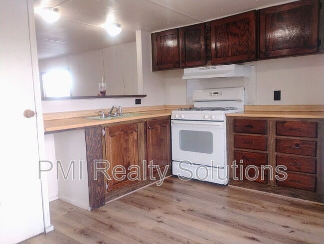 Building Photo - 300 Elberta Ave