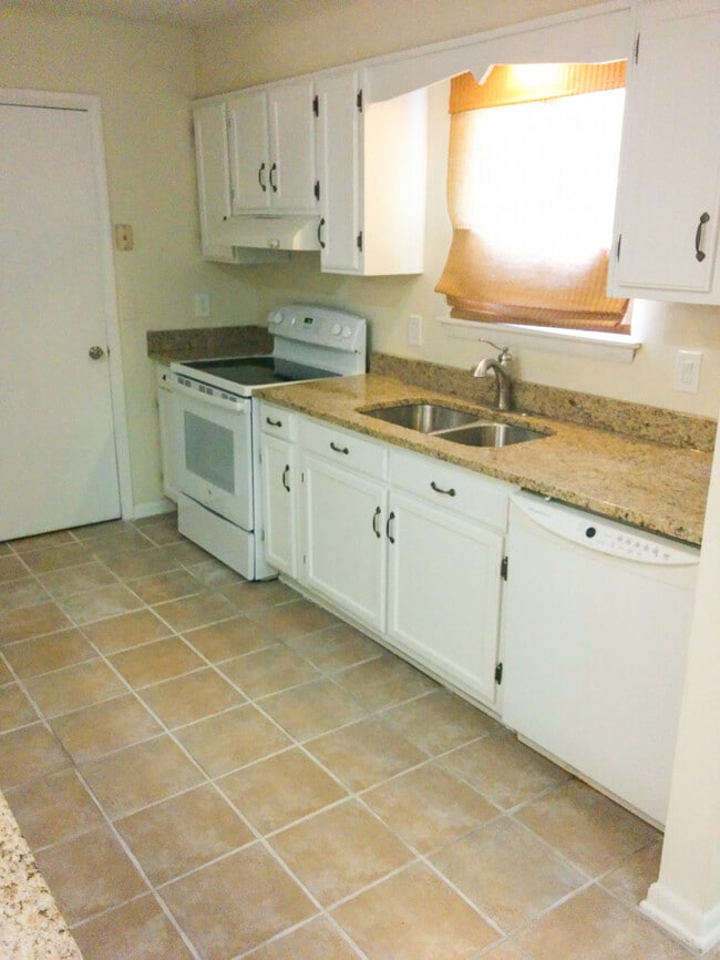 Building Photo - Charming 3-Bedroom Ranch on a Cul-de-Sac! "ASK ABOUT OUR ZERO DEPOSIT"