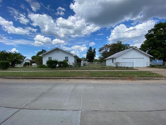 Building Photo - 3 Bed, 2 Bath Corner Lot in Tulsa!