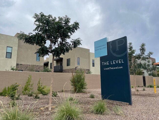 Building Photo - 901 S Smith Rd