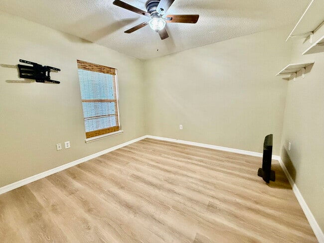 Building Photo - 125 SW Donna Terrace