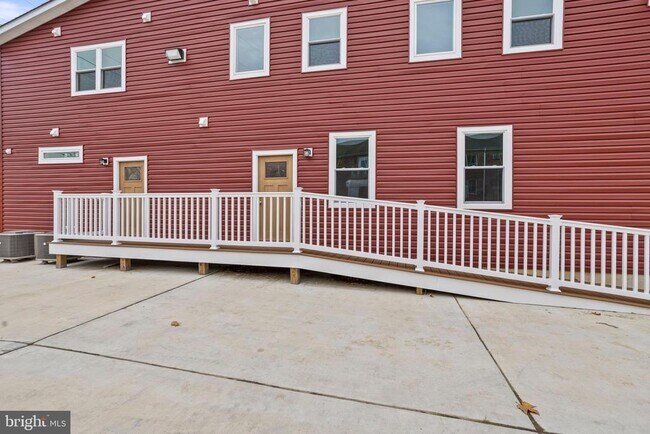 Building Photo - 819 11th Ave