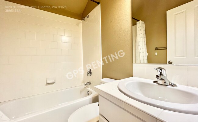 Building Photo - 1029 NE 123rd St