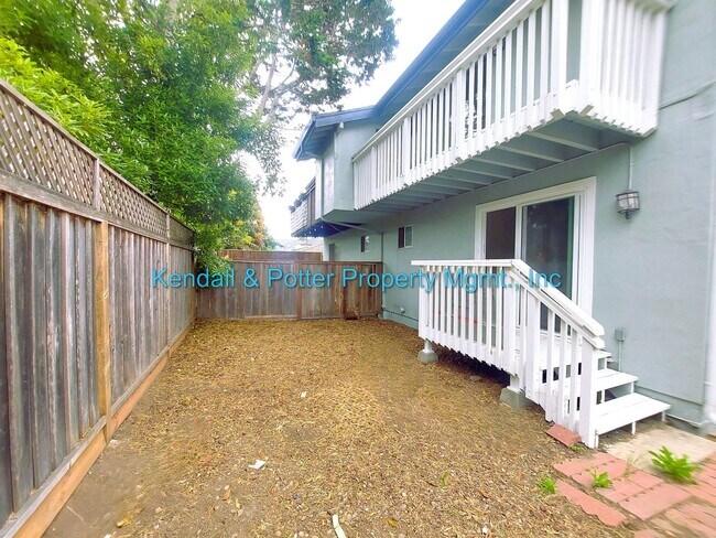 Building Photo - Spacious 2br Duplex with Yard!