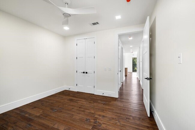 Building Photo - 1281 E Main St