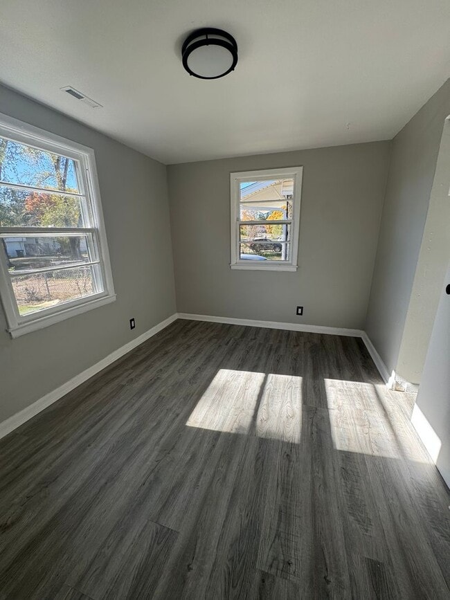 Building Photo - Cozy 2-bed with yard on quiet street