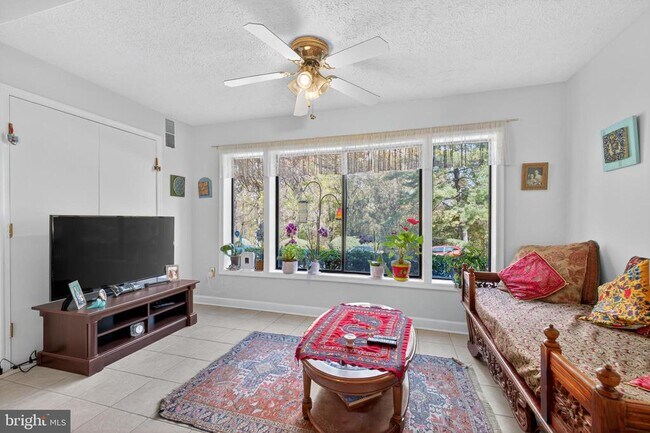 Building Photo - 910 Windbrooke Dr