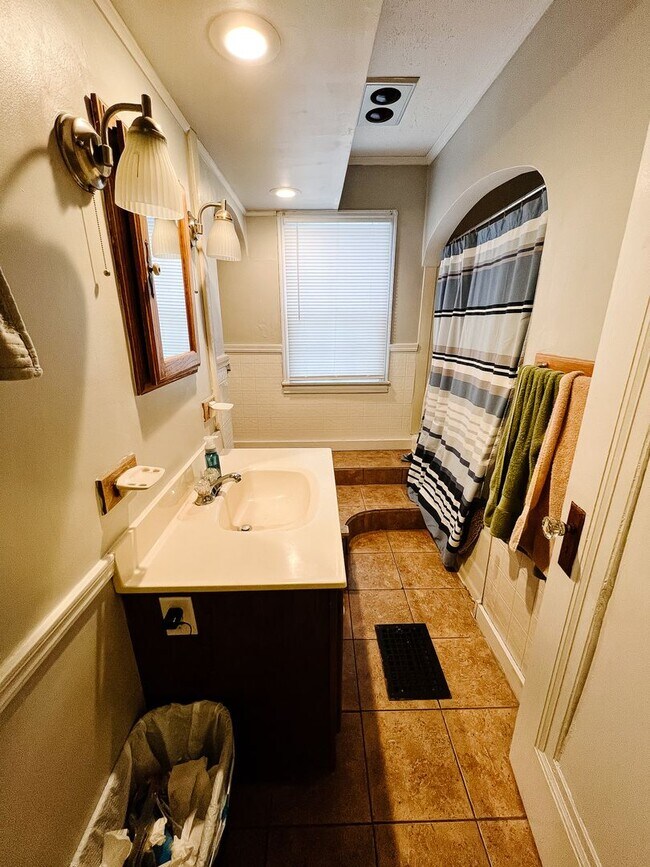 Building Photo - PRELEASING for AUGUST! Close to Campus