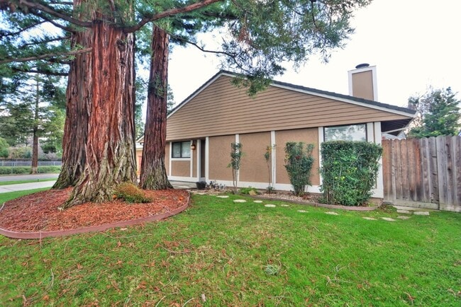 Building Photo - Beautiful corner halfplex available now for rent!