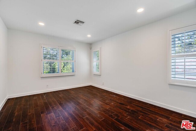 Building Photo - 741 Chautauqua Blvd