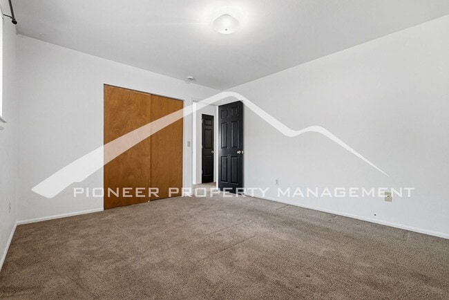Building Photo - Charming 1/2 Duplex with Washer/Dryer!