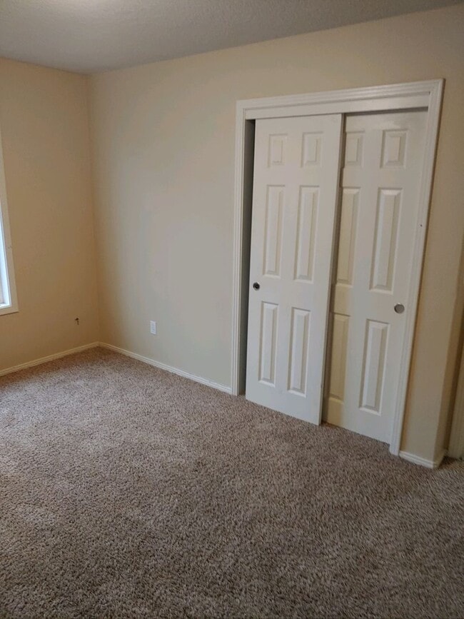 Building Photo - Newer 4 bedroom Home