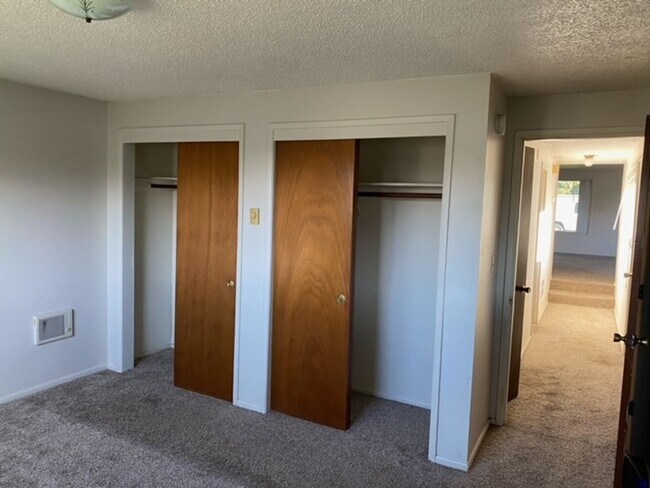 Building Photo - 2070