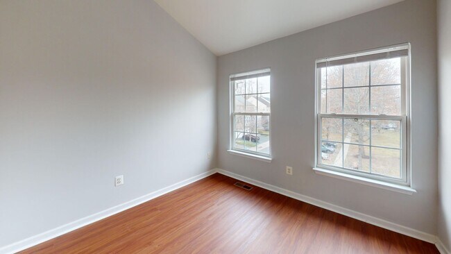 Building Photo - Updated Three Bedroom Home W/Full Sized Kitchen, Parking, Back Deck, & 2,640 Square Feet!