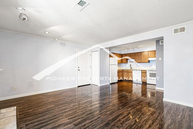 Building Photo - Cozy Condo with Balcony and Washer/Dryer